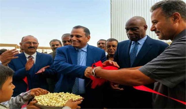 افتتاح مصنع لإنتاج الأعلاف الحيوانية وتفقد عدد من المنشآت الصناعية في لحج