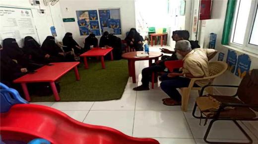 مدير مستشفى الملاح يعقد إجتماعاً مع عاملات قسم الأمومة والطفولة لمناقشة مستوى الخدمات