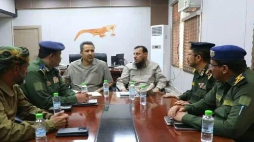 محافظا عدن ولحج يناقشان مع لجنة من وزارة الداخلية تعزيز أمن الجبهة الداخلية والتصدي لمخططات الحوثي الإرهابية