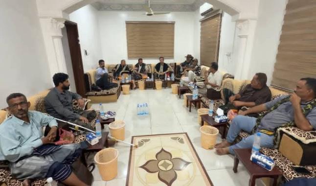 عقب عودتهم من ايصال القافلة لابطال الصبيحة..  محافظ لحج يستقبل أبناء المفلحي ويشيد بموقفهم الوطني في الإسناد الشعبي للجبهات