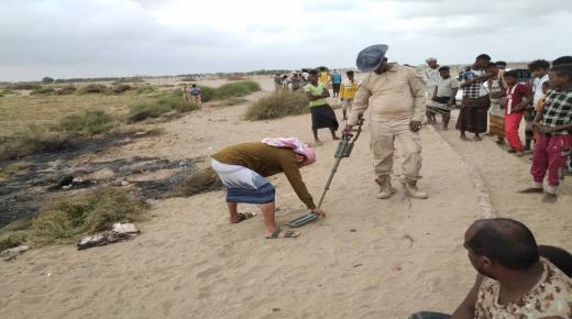 المستشار الصماتي يؤكد نزول فريق الالغام إلى منطقة انفجار المقذوف بالقرب من مخيم النازحين بمشغافة لحج. 