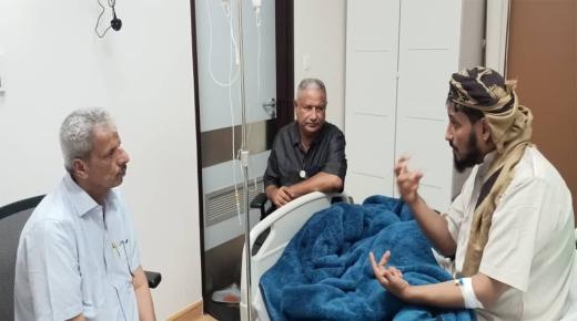 محافظ لحج يزور العميد عدنان رزيق للاطمئنان على صحته أثر تعرضه لمحاولة اغتيال فاشلة في تعز