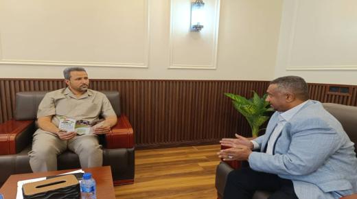 محافظ لحج يستعرض مع المدير التنفيذي لمؤسسة التعاونية اليمنية للتنمية سبل تعزيز القطاعين الزراعي والاقتصادي