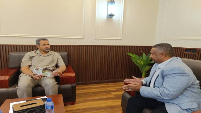 محافظ لحج يستعرض مع المدير التنفيذي لمؤسسة التعاونية اليمنية للتنمية سبل تعزيز القطاعين الزراعي والاقتصادي