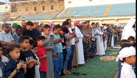 وكلاء لحج الصبيحي والحالمي وسلام يؤدون صلاة عيد الفطر المبارك معَ جموع المصلين ويزورا مستشفى ابن خلدون بعاصمة المحافظة