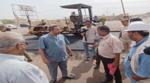 محافظ لحج يُدشِّن مشروع سفلتة طريق عدن – لحج